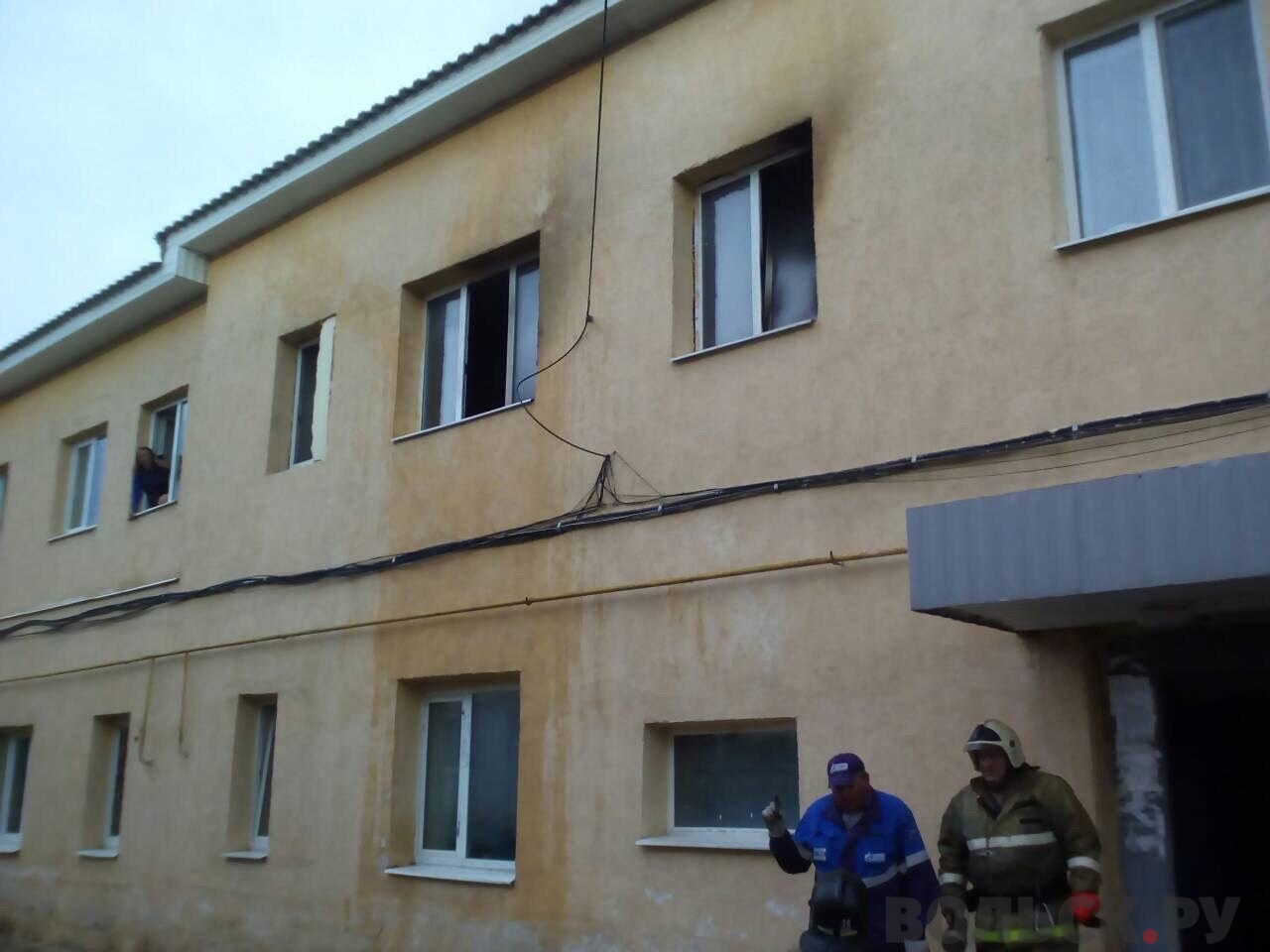Из-за пожара женщина выбросилась из окна