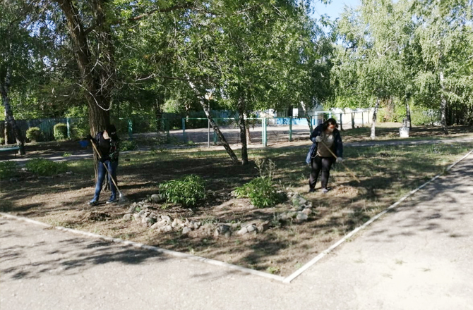 Вольские подростки на каникулах благоустраивают город